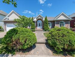 152 Roxbury Crescent  Halifax, NS B3M 4T1