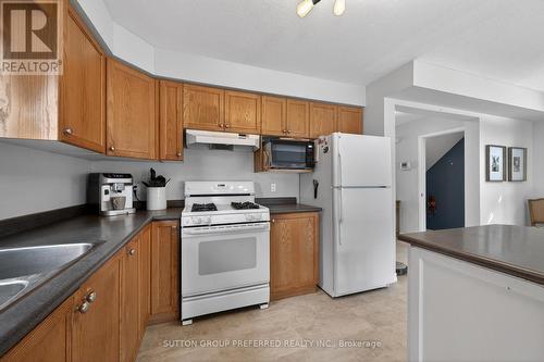 1199 Blackmaple Drive, London East (East A), ON - Indoor Photo Showing Kitchen