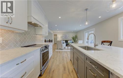 395 Warrington Drive, Waterloo, ON - Indoor Photo Showing Kitchen With Upgraded Kitchen