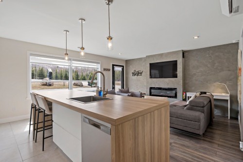 Coin-repas - 881-875 Route 117, Mont-Blanc, QC - Indoor Photo Showing Kitchen With Fireplace