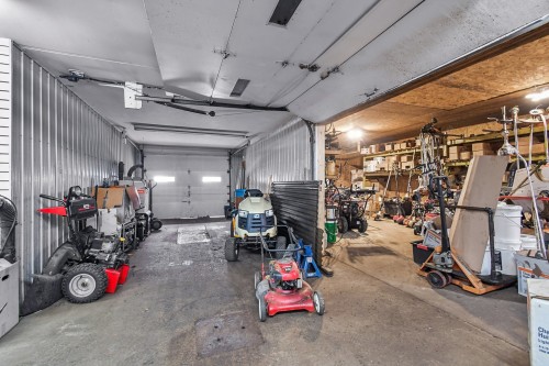 Commerce - 1801 Route Louis-Cyr, Saint-Jean-De-Matha, QC - Indoor Photo Showing Garage