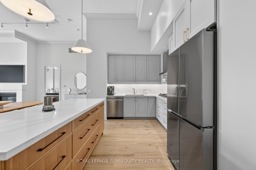 Ph 615-1 Hume Street, Collingwood, ON - Indoor Photo Showing Kitchen With Upgraded Kitchen