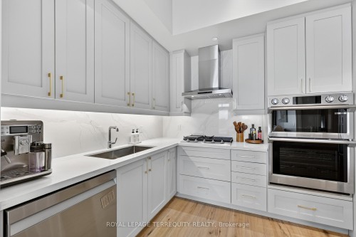 Ph 615-1 Hume Street, Collingwood, ON - Indoor Photo Showing Kitchen With Upgraded Kitchen