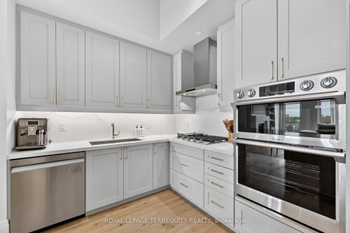 Ph 615-1 Hume Street, Collingwood, ON - Indoor Photo Showing Kitchen With Upgraded Kitchen