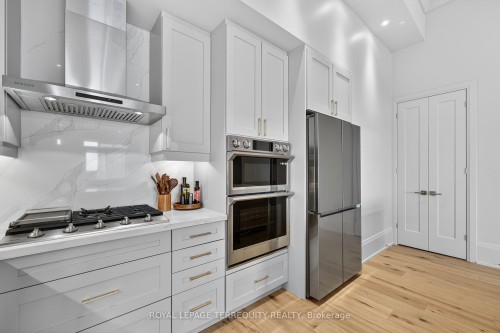 Ph 615-1 Hume Street, Collingwood, ON - Indoor Photo Showing Kitchen With Upgraded Kitchen