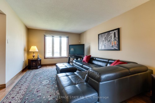 137 National Drive, Hamilton, ON - Indoor Photo Showing Living Room