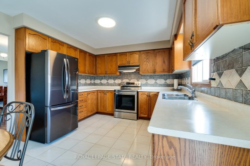 137 National Drive, Hamilton, ON - Indoor Photo Showing Kitchen With Double Sink