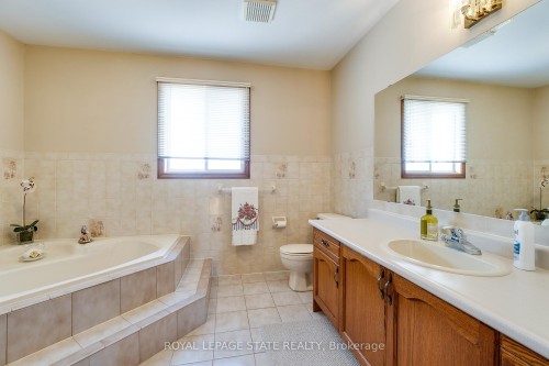 137 National Drive, Hamilton, ON - Indoor Photo Showing Bathroom