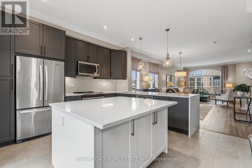 2029 Queensborough Gate, Mississauga, ON - Indoor Photo Showing Kitchen With Upgraded Kitchen