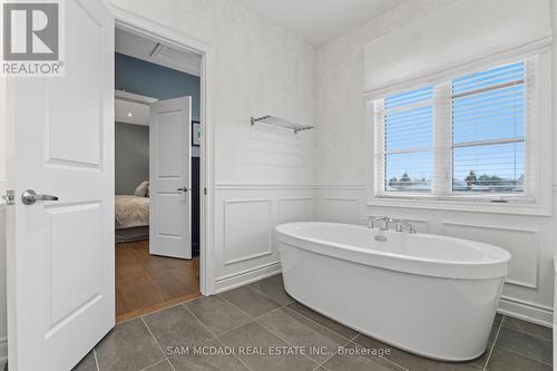 2029 Queensborough Gate, Mississauga, ON - Indoor Photo Showing Bathroom