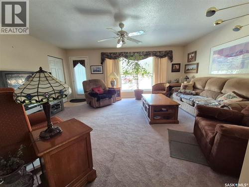 317 2Nd Street W, Ponteix, SK - Indoor Photo Showing Living Room