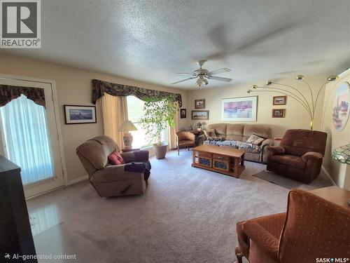 317 2Nd Street W, Ponteix, SK - Indoor Photo Showing Living Room