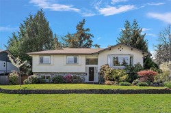 1885 Skylark Pl Saanich, BC V8N 2X2