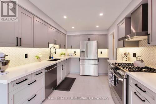 3375 Fenwick Crescent, Mississauga, ON - Indoor Photo Showing Kitchen With Upgraded Kitchen