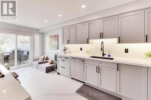3375 Fenwick Crescent, Mississauga, ON - Indoor Photo Showing Kitchen