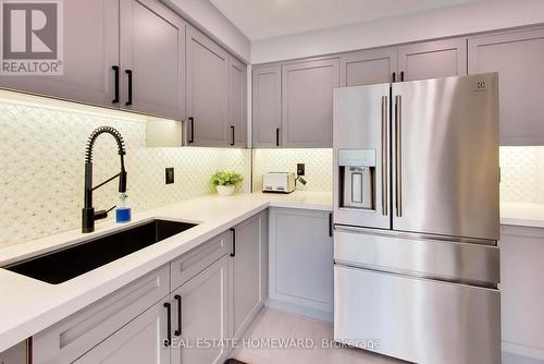 3375 Fenwick Crescent, Mississauga, ON - Indoor Photo Showing Kitchen With Upgraded Kitchen