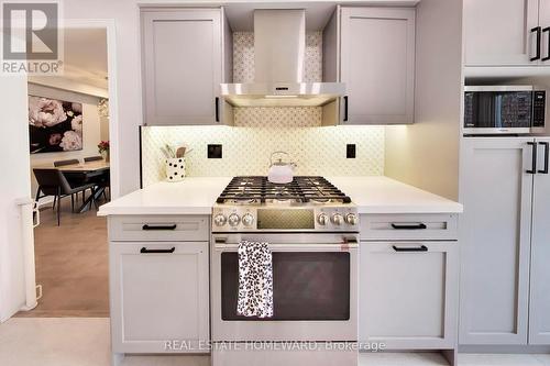 3375 Fenwick Crescent, Mississauga, ON - Indoor Photo Showing Kitchen With Upgraded Kitchen