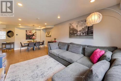 3375 Fenwick Crescent, Mississauga, ON - Indoor Photo Showing Living Room