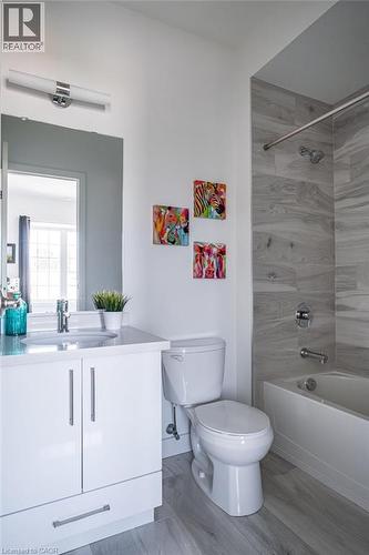 96 Augusta Street, Hamilton, ON - Indoor Photo Showing Bathroom