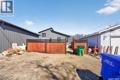 1160 Willow Avenue, Moose Jaw, SK - Outdoor