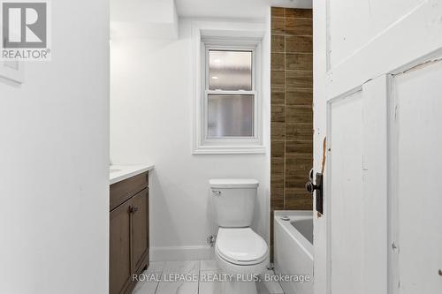 115 Kensington Avenue N, Hamilton, ON - Indoor Photo Showing Bathroom