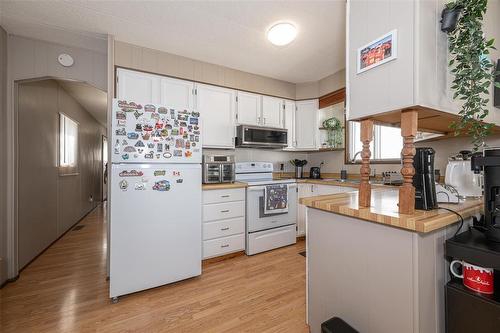 8 Silverdale Crescent, Winnipeg, MB - Indoor Photo Showing Kitchen