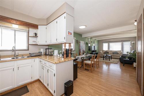 8 Silverdale Crescent, Winnipeg, MB - Indoor Photo Showing Kitchen With Double Sink