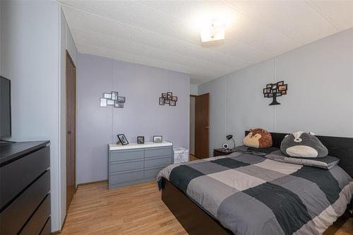 8 Silverdale Crescent, Winnipeg, MB - Indoor Photo Showing Bedroom