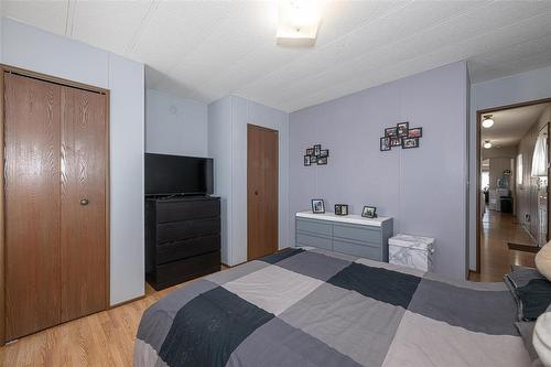 8 Silverdale Crescent, Winnipeg, MB - Indoor Photo Showing Bedroom