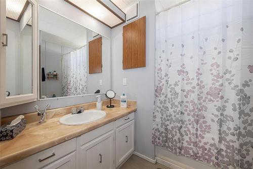 8 Silverdale Crescent, Winnipeg, MB - Indoor Photo Showing Bathroom