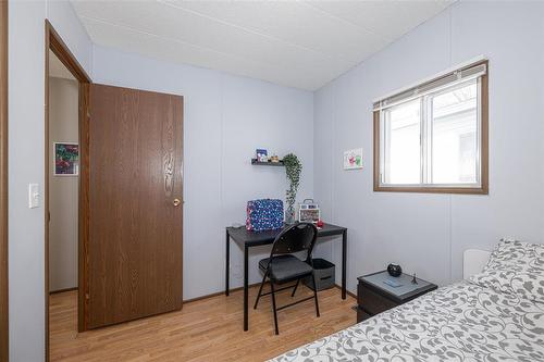 8 Silverdale Crescent, Winnipeg, MB - Indoor Photo Showing Bedroom