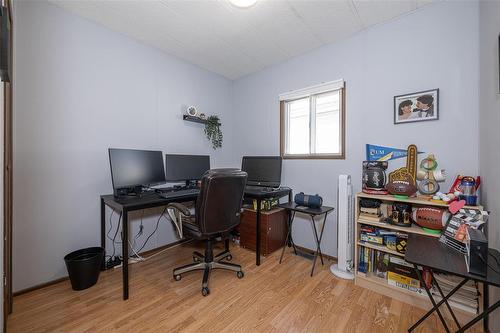 8 Silverdale Crescent, Winnipeg, MB - Indoor Photo Showing Office