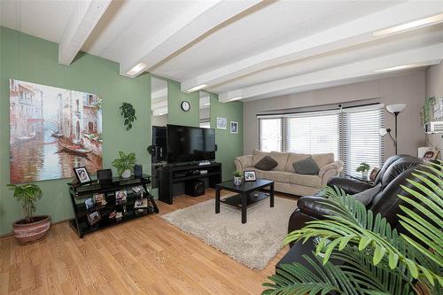 8 Silverdale Crescent, Winnipeg, MB - Indoor Photo Showing Living Room