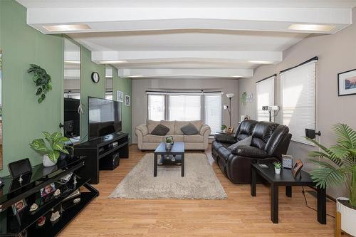 8 Silverdale Crescent, Winnipeg, MB - Indoor Photo Showing Living Room