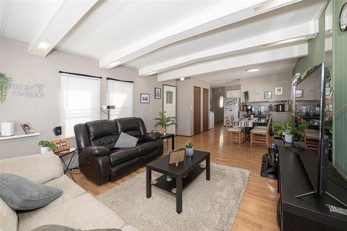 8 Silverdale Crescent, Winnipeg, MB - Indoor Photo Showing Living Room