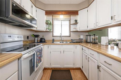 8 Silverdale Crescent, Winnipeg, MB - Indoor Photo Showing Kitchen With Double Sink