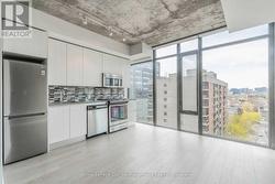 806 - 111 BATHURST STREET Toronto, ON M5V 2R1