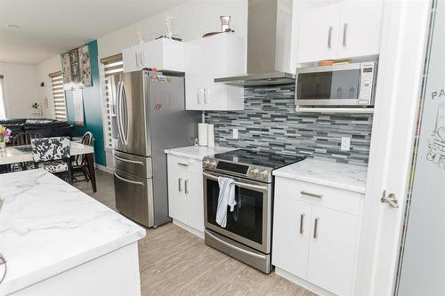 1 Warbler Way, Winkler, MB - Indoor Photo Showing Kitchen With Stainless Steel Kitchen With Upgraded Kitchen