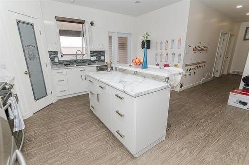 1 Warbler Way, Winkler, MB - Indoor Photo Showing Kitchen
