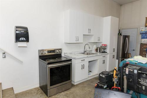1 Warbler Way, Winkler, MB - Indoor Photo Showing Kitchen