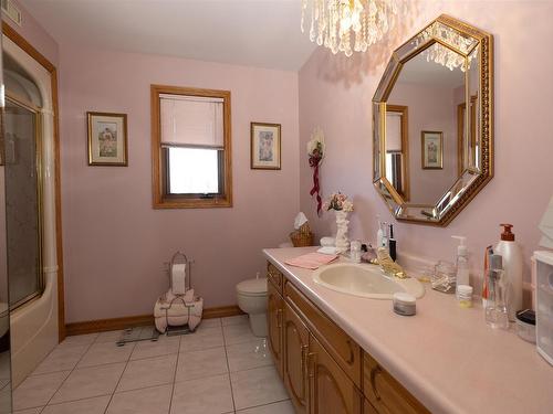 405 Riviera Drive, Thunder Bay, ON - Indoor Photo Showing Bathroom