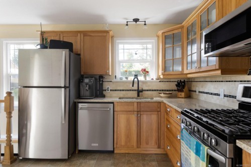 929 Easter Rd, Saanich, BC 