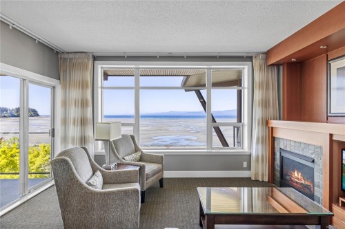 329/330C-181 Beachside Dr, Parksville, BC - Indoor Photo Showing Living Room With Fireplace