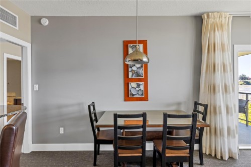 329/330C-181 Beachside Dr, Parksville, BC - Indoor Photo Showing Dining Room