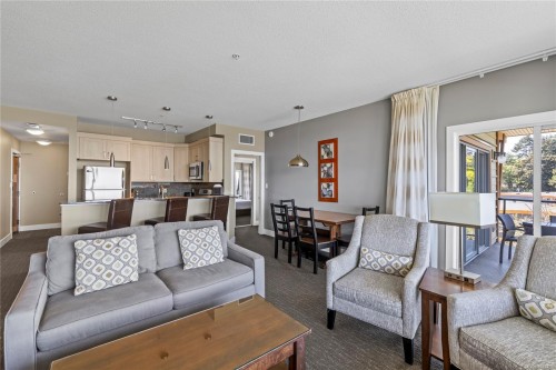 329/330C-181 Beachside Dr, Parksville, BC - Indoor Photo Showing Living Room