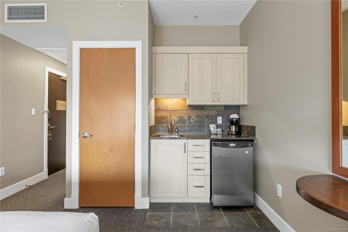 329/330C-181 Beachside Dr, Parksville, BC - Indoor Photo Showing Kitchen