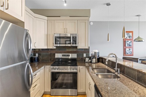 329/330C-181 Beachside Dr, Parksville, BC - Indoor Photo Showing Kitchen With Double Sink With Upgraded Kitchen
