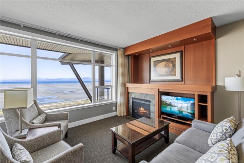 329/330C-181 Beachside Dr, Parksville, BC - Indoor Photo Showing Living Room With Fireplace