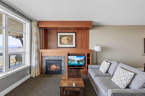 329/330C-181 Beachside Dr, Parksville, BC - Indoor Photo Showing Living Room With Fireplace