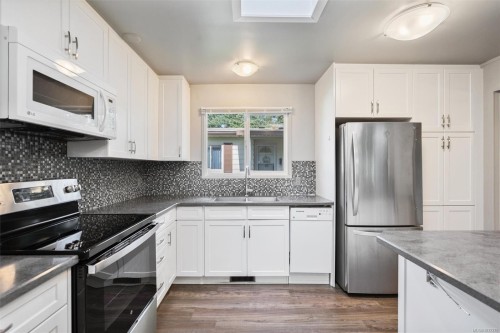 2111 Summergate Blvd, Sidney, BC 